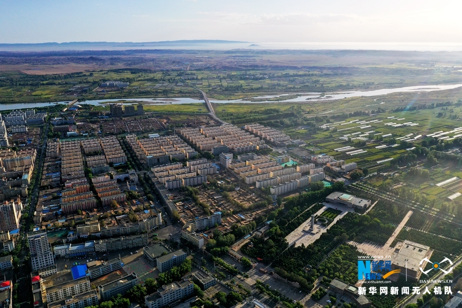 飞阅初秋“戈壁水乡”：碧水绕城满眼绿