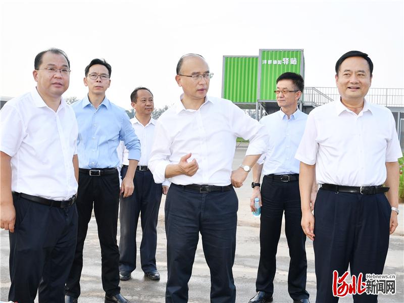 8月26日，省长许勤到石家庄调研检查。这是许勤来到滹沱河生态修复二期工程深泽段检查生态修复和河湖长制落实情况。河北日报记者 孟宇光摄
