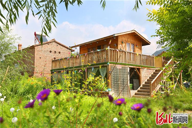 2020年8月21日拍摄的河北省张家口市下花园区武家庄村风格各异的砖艺街巷。 河北省张家口市下花园区武家庄村以资源众筹的模式建设互助农宅,围绕“黄土.红砖”乡土风貌,对全村400余间房屋进行了艺术化改造,形成了风格各异的红砖艺术街巷,吸引了四方游客前来游览,带动了当地村民增收致富。河北日报通讯员 马佳琦摄