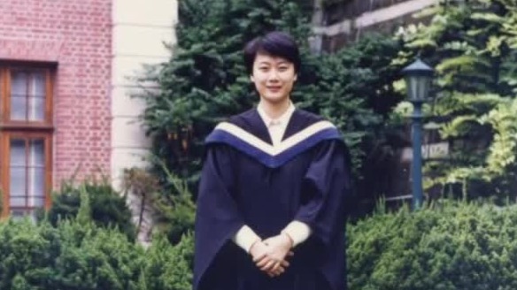 作为香港“土生土长”的科学家，任咏华也曾因没有留学经历遭质疑