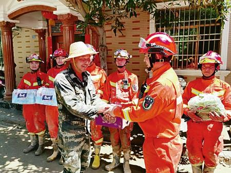 文县群众为抗洪救援消防员送“心意”