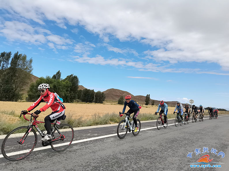 全国600余自行车手集结张掖山丹 上演戈壁花海"骑遇记"