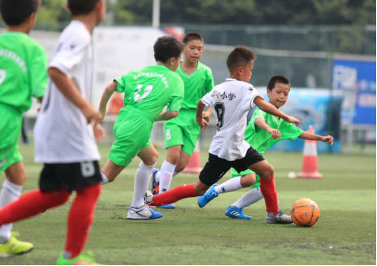 深圳小学生参与足球比赛