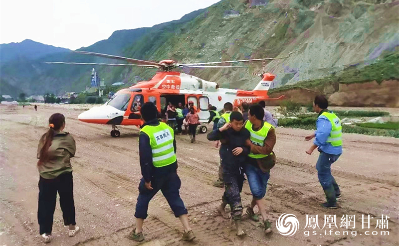 甘肃公航旅集团金汇通航公司直升机组救援被困群众 甘肃省公航旅集团供图