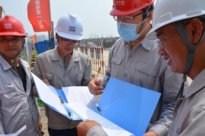董家口经济区：华能董家口2&times;35万千瓦热电联产项目#1锅炉大板梁顺利吊装就位