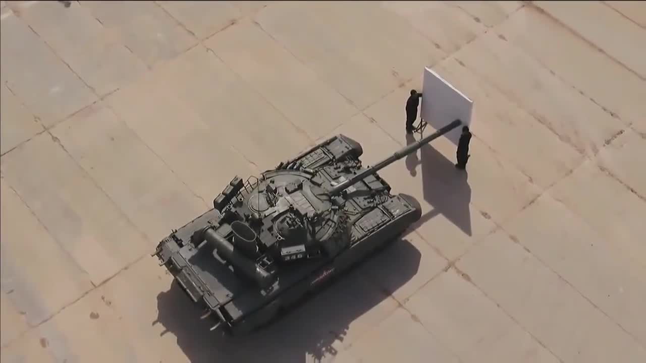 秀火控性能？俄军T-80U坦克用炮管画画