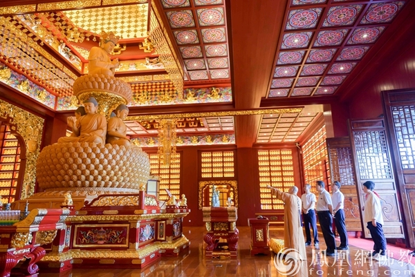 参观万佛阁，了解寺院智能照明系统（图片来源：凤凰网佛教 摄影：珠海普陀寺）