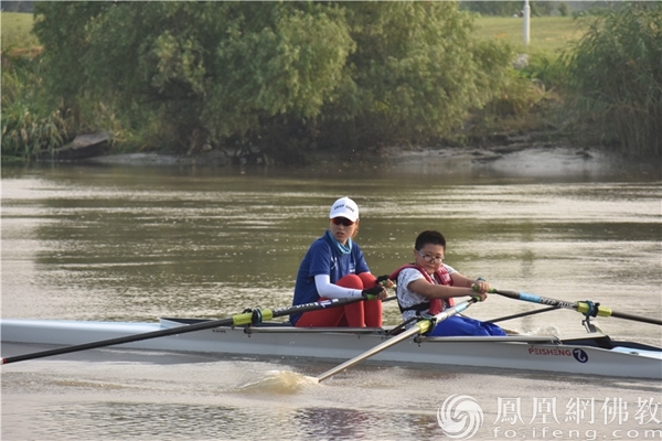 营员进行水上赛艇实践练习（图片来源：凤凰网佛教 摄影：季利）