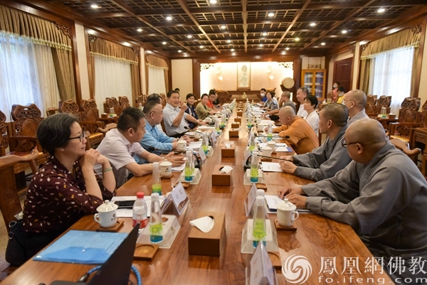 明生大和尚等热情迎接，并进行了座谈交流。（图片来源：凤凰网佛教 摄影：珠海普陀寺）