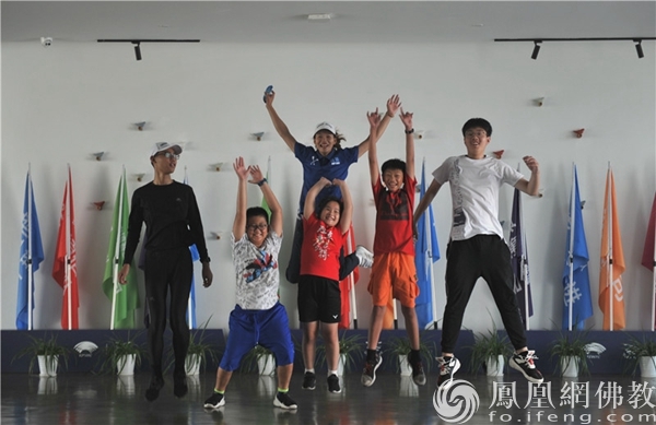 结营前夕教练员和营员们开心地跳起来庆祝活动圆满（图片来源：凤凰网佛教 摄影：季利）