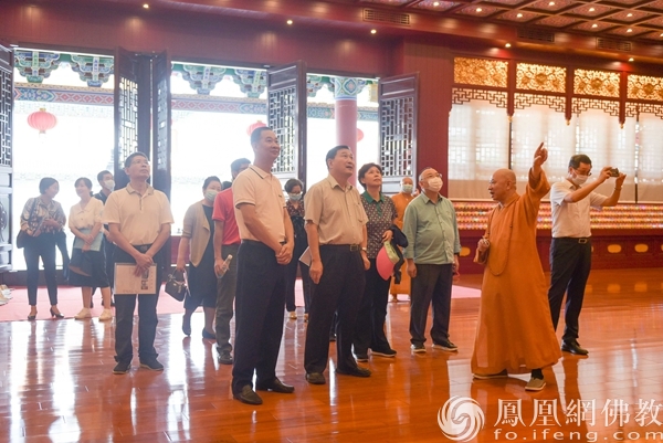 参观法堂（图片来源：凤凰网佛教 摄影：珠海普陀寺）