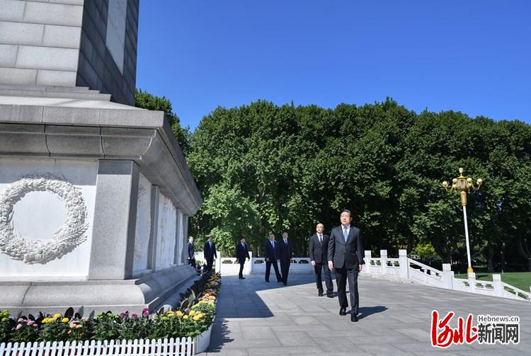 9月3日是中国人民抗日战争暨世界反法西斯战争胜利75周年纪念日。当天上午，省委书记、省人大常委会主任王东峰，省委副书记、省长许勤等领导同志同省会各界代表一起，在华北军区烈士陵园向抗战烈士敬献花篮。这是王东峰、许勤等缓步绕行，瞻仰华北军区烈士纪念碑。 河北日报记者赵威摄