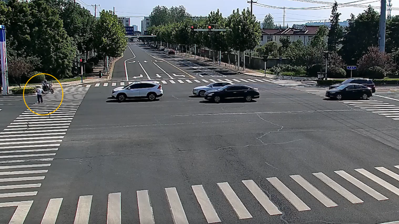 老人腿脚不便蹒跚过马路 路口所有汽车静静等待25秒