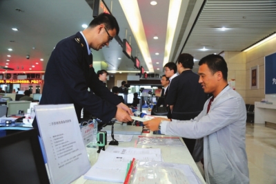 新区深化放管服政务大厅加快办证流程