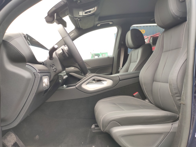 2020新款奔驰GLS450在车身长度、高度以及轴距上，二者仅存在很小的差异。 奔驰GLS450对下进气格栅举行了更加流动化的调整。前保险杠双侧开口更大，同时下唇采取银色镀铬举办装饰，并带有扰流槽计划。