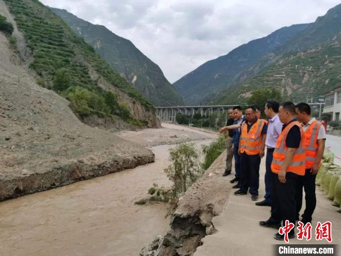 专家组在G212线宕昌县境内查看滑坡阻塞河道、冲毁路基情况 交通运输部供图