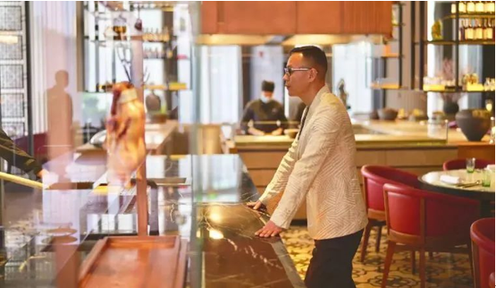 新荣记创始人张勇:菜味、人味、店味,一个好餐厅的标准