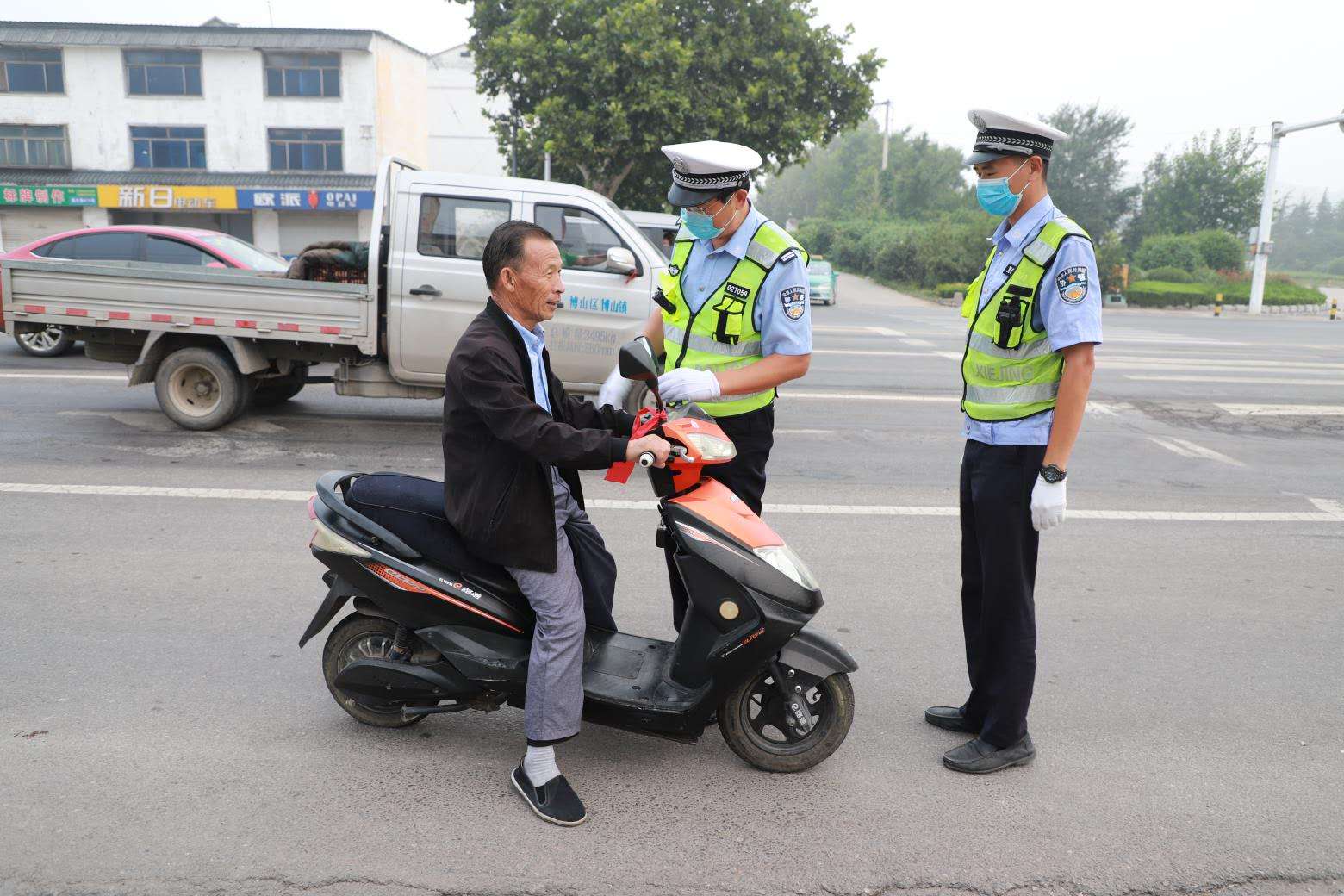 未挂牌电动自行车禁止上道路行驶首日  淄博公安交警开出首张罚单