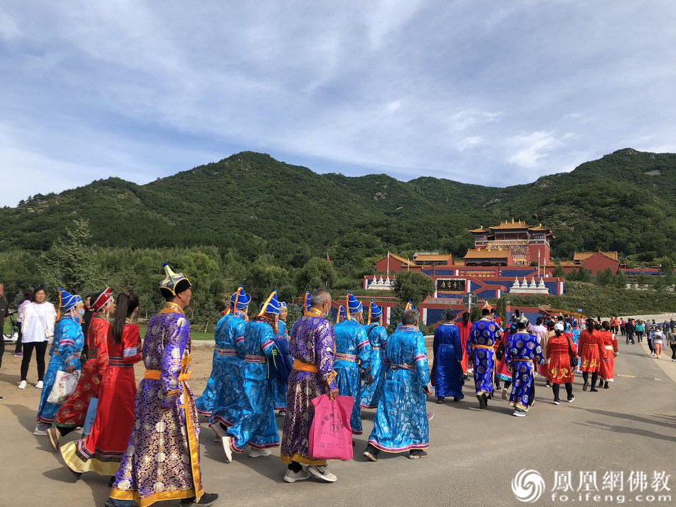 当地居民自发入寺参加法会(图片来源:凤凰网佛教)