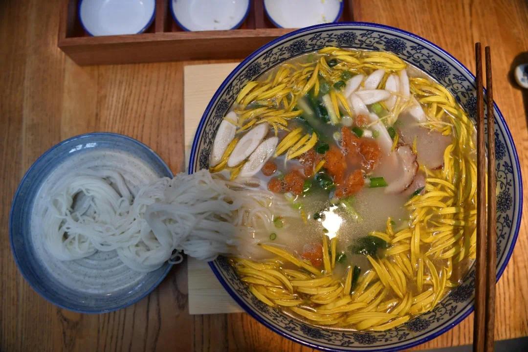 菊花过桥米线.摄影/刘冉阳,图/视觉中国