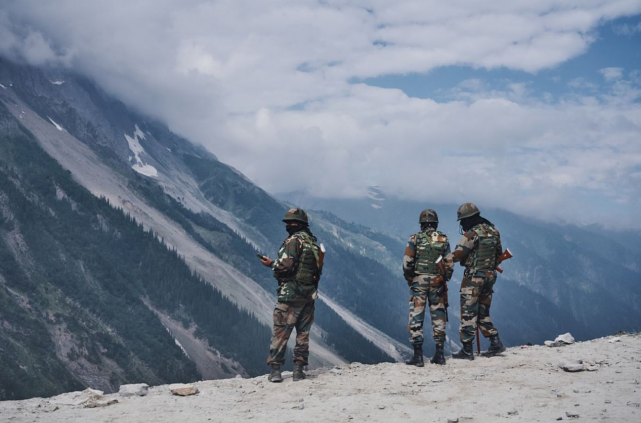 印媒宣稱印軍已占據關鍵高地,中國軍隊在印度士兵射程內