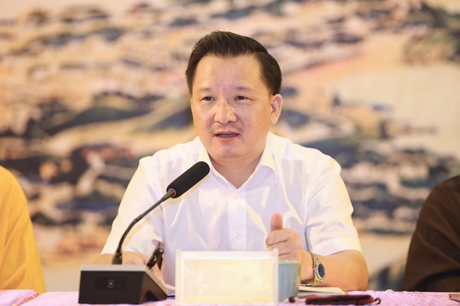 舟山市统战部副部长,舟山市民宗局局长周开龙发表讲话(来源:凤凰网