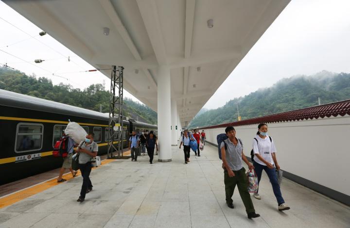 彭水火车站新站台一号站台迎来首趟客运列车凤凰网重庆_凤凰网