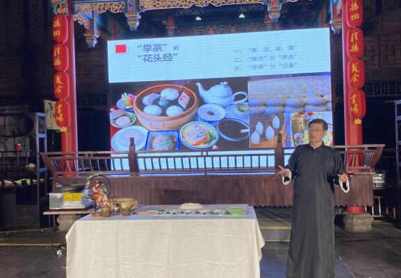一块千层油糕分三口吃?“过早”其实是“过蚤”?翡翠烧卖从底部吃起?“扬州·淮扬美食书场专场品鉴”日前在南京博物院的老茶馆举办,将评话与淮扬菜制作技艺展示相结合。
