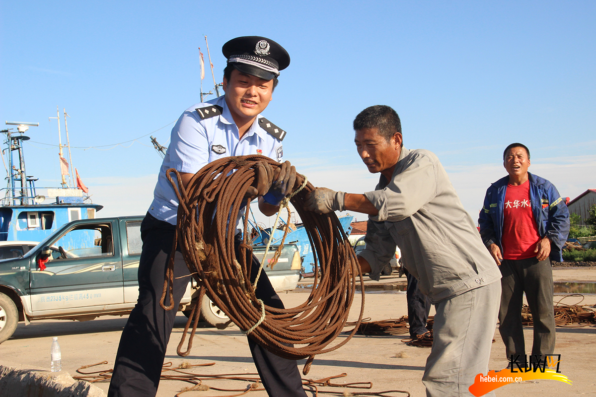 河北省公安厅海防管理总队沧州支队黄骅大队组织民警到辖区码头帮助渔民做好开海前的准备工作。