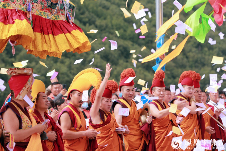 撒风马(图片来源:凤凰网佛教)