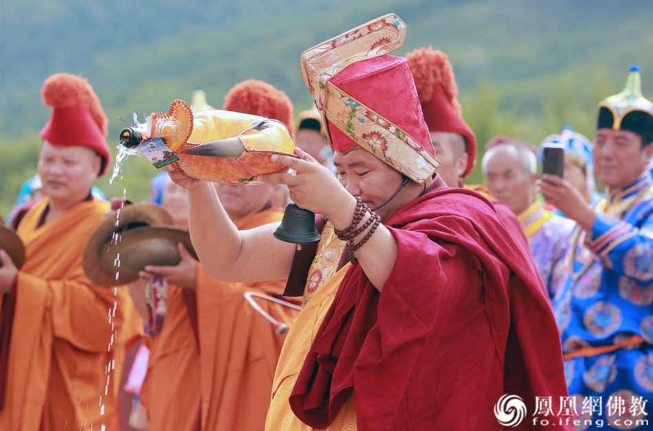 依照当地传统祭敖包(图片来源:凤凰网佛教)
