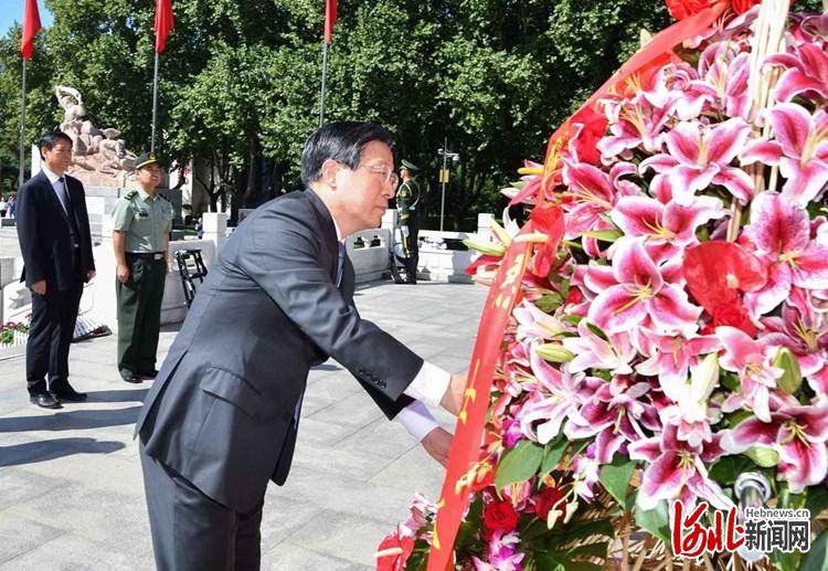 9月3日是中国人民抗日战争暨世界反法西斯战争胜利75周年纪念日。当天上午，省委书记、省人大常委会主任王东峰，省委副书记、省长许勤等领导同志同省会各界代表一起，在华北军区烈士陵园向抗战烈士敬献花篮。这是王东峰深情三鞠躬，并仔细整理花篮缎带。 河北日报记者赵威摄