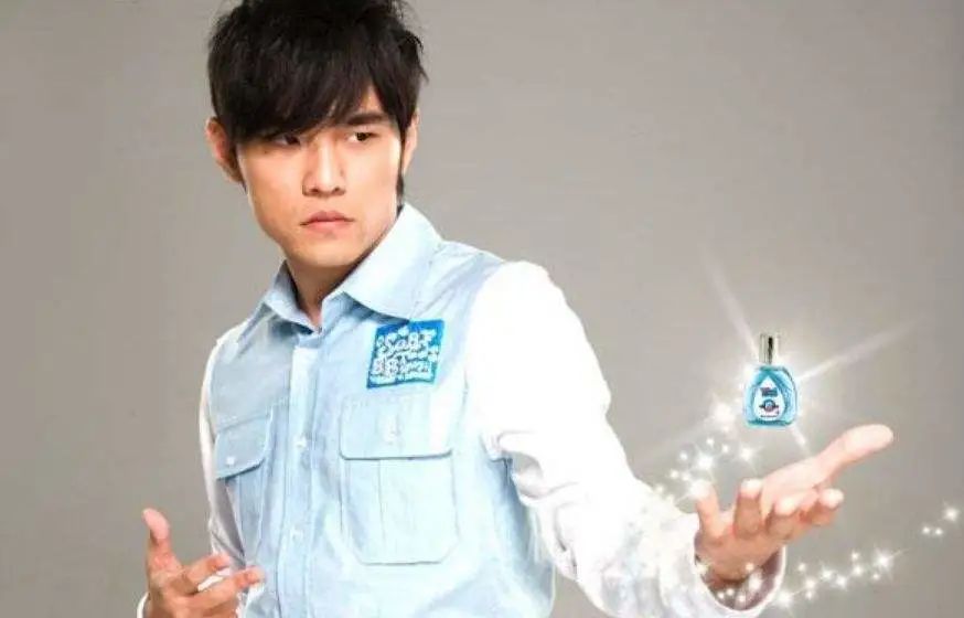 因为周杰伦一句"闪亮滴眼液,谁用谁闪亮",同学们人手一只闪亮滴眼液.