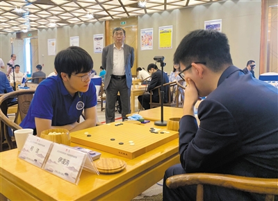 聂卫平观看柯洁比赛。