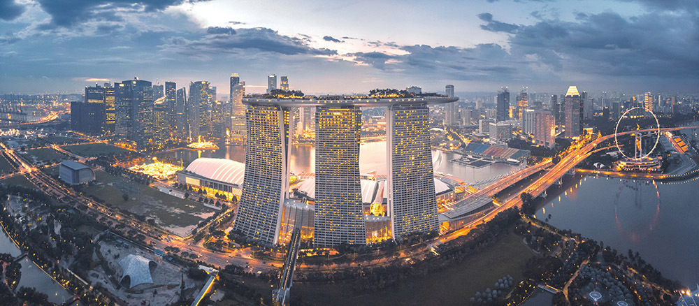 而新加坡是在一边控制着私有汽车数量,一边沿地铁网络(mrt)呈环形布置