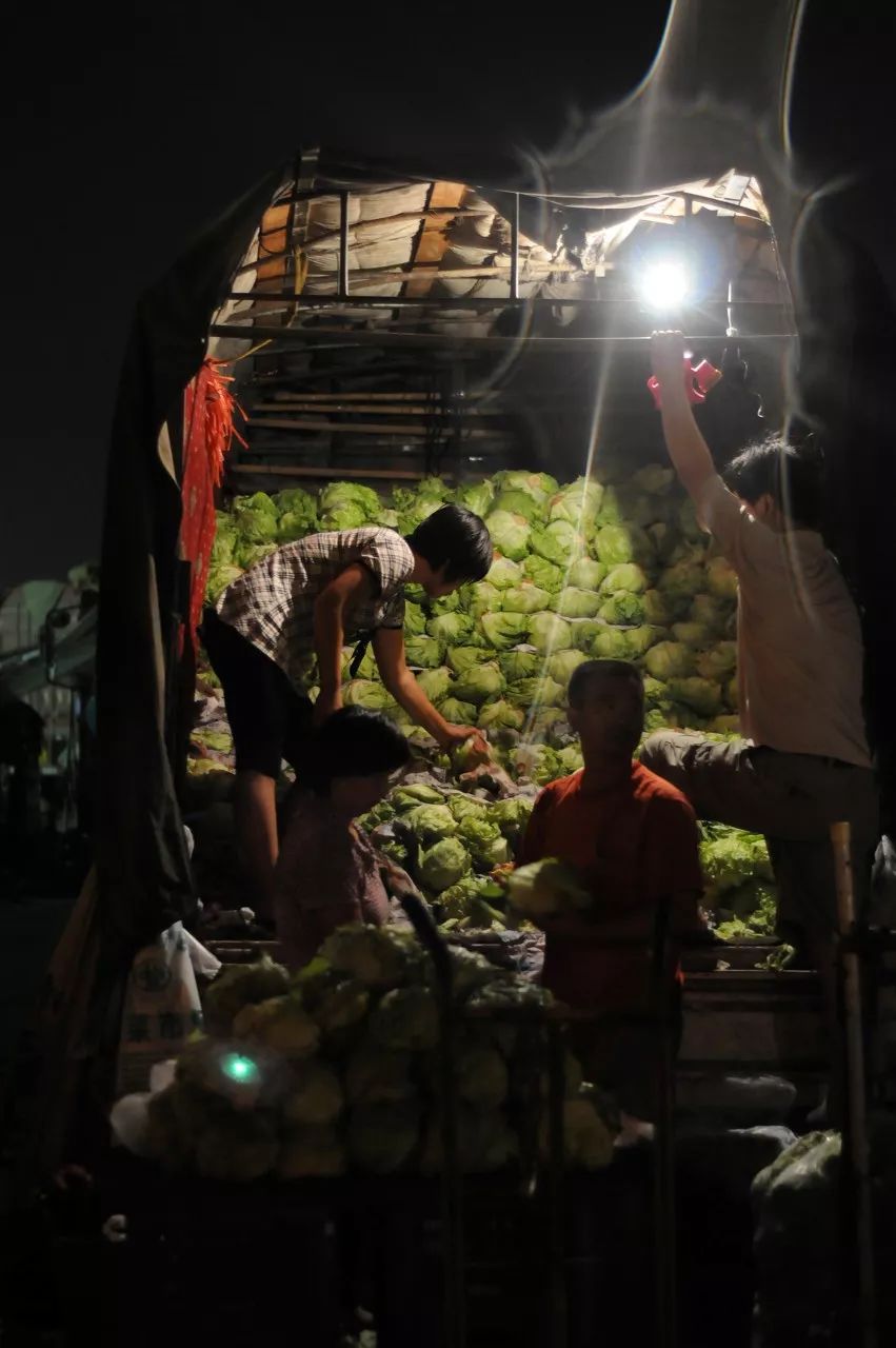 2008年8月14日,北京,奥运期间,凌晨4点的新发地农贸市场./ic/图虫创意