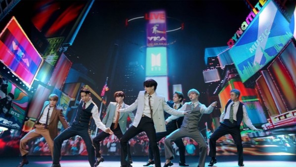 BTS防弹少年团获VMA最佳组合奖，现场表演《Dynamite》