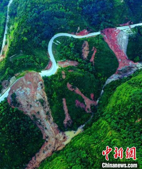 G567线陇南成县公路路基整体坍塌造成国道中断。交通运输部供图