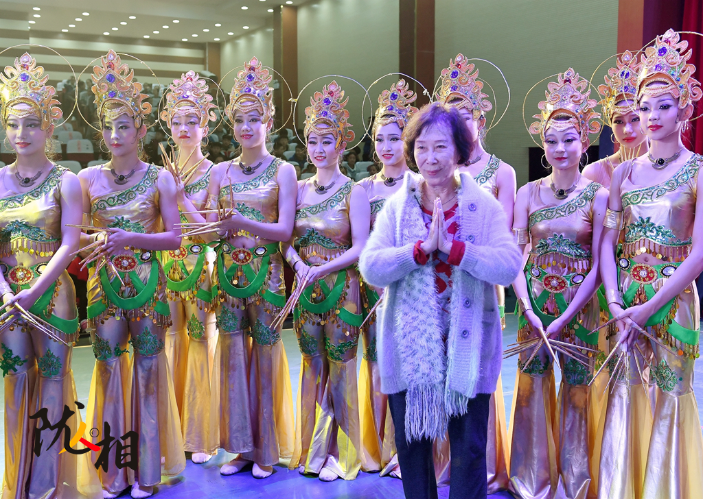 高金荣和学生合影