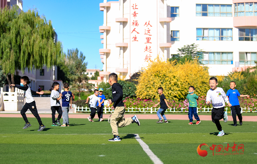 9月1日,在酒泉市西大街小学操场,小学生们放飞自我,开心玩耍。