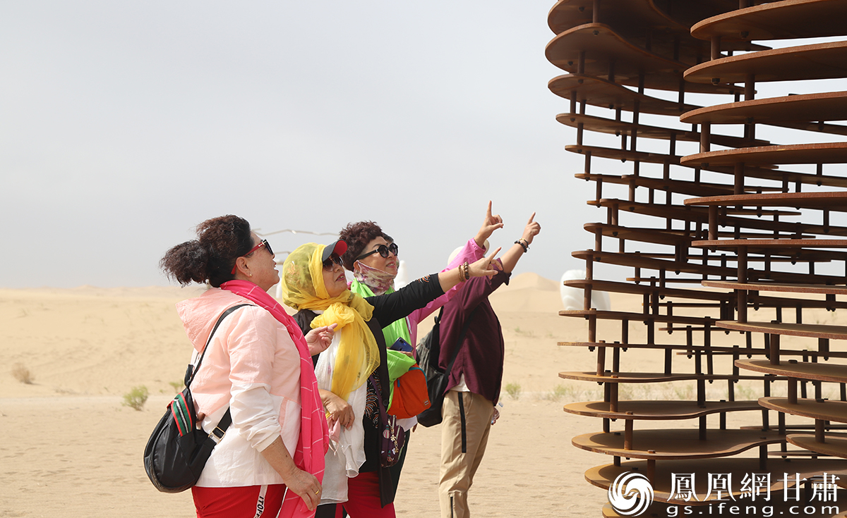 开幕式当天，游客在欣赏创作营内的作品。南永涛 摄