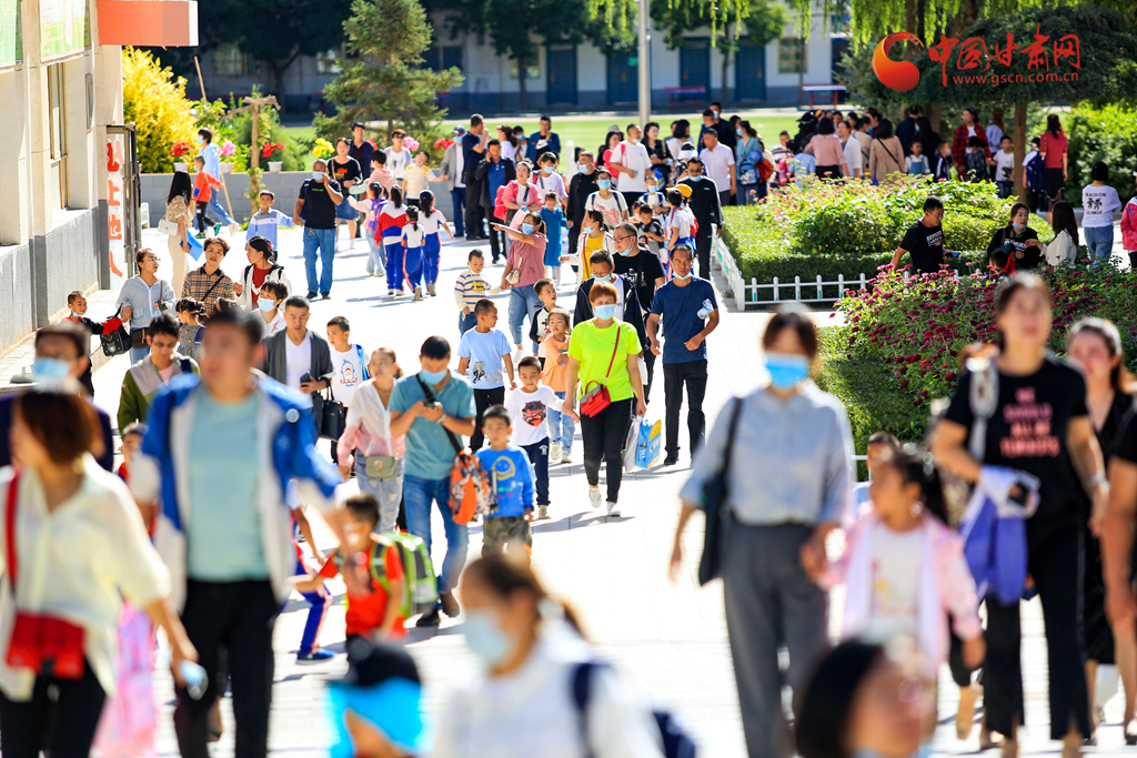 9月1日,在酒泉市西大街小学,家长带着孩子们兴致勃勃走进校区。