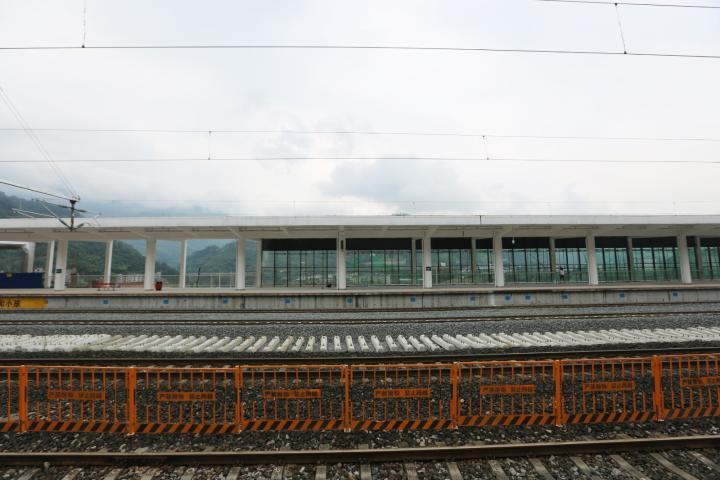 彭水火车站新站台一号站台迎来首趟客运列车