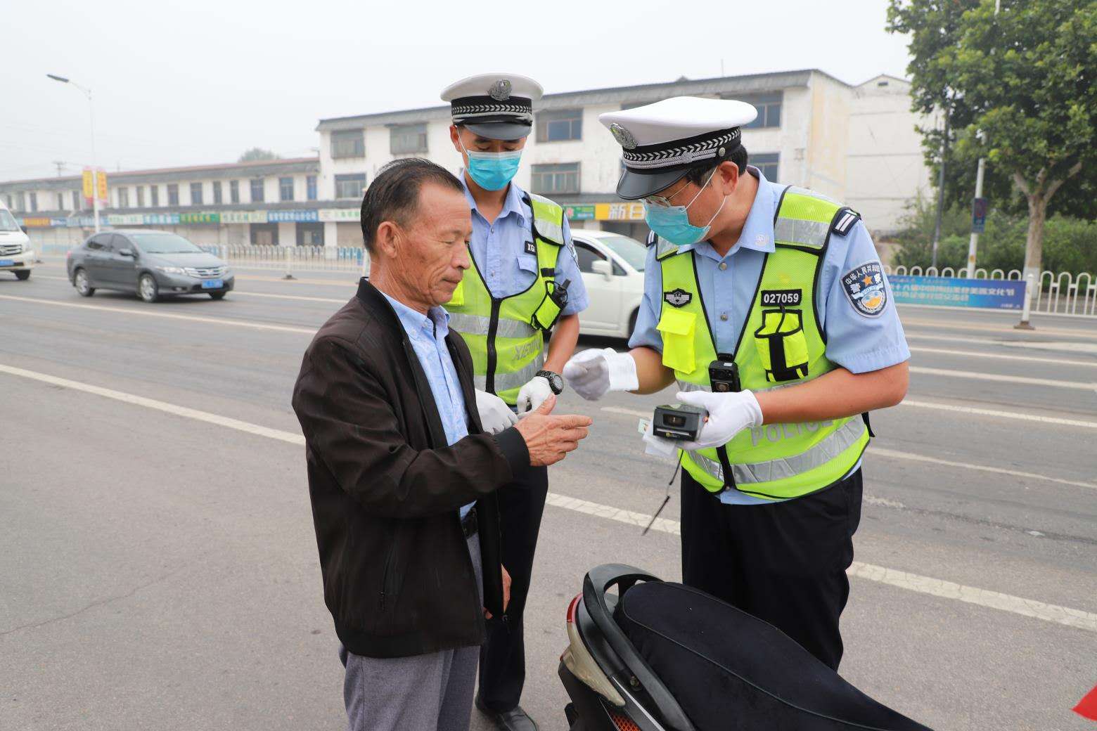 未挂牌电动自行车禁止上道路行驶首日  淄博公安交警开出首张罚单