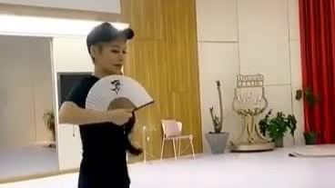 宁静教爸爸跳扇子舞，宁爸状态年轻完全看不出有78岁！