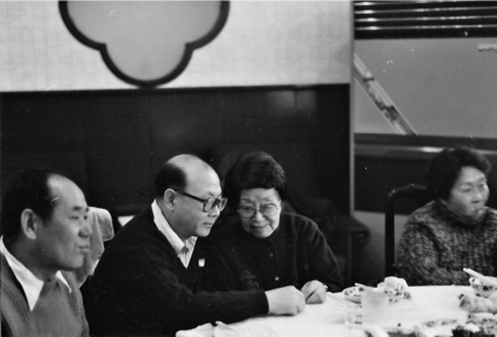 与侯宝林、溥杰及北京人民艺术剧院艺术家林连昆、李滨等社会名流讨论北京小吃。