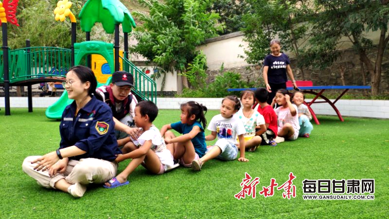 一起做游戏，帮助孩子们走出心理阴影。