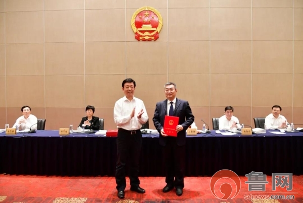 市人大常委会主任高杰向李刚颁发任命书
