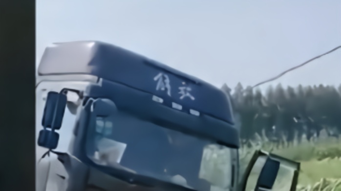 长春一大货车与半截车发生碰撞（视频）