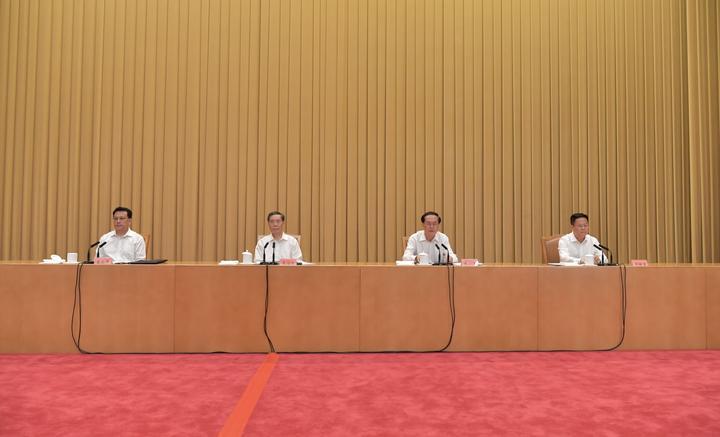 9月1日下午，省委召开领导干部会议，宣布中共中央关于浙江省委主要领导职务调整的决定。记者 梁臻 摄
